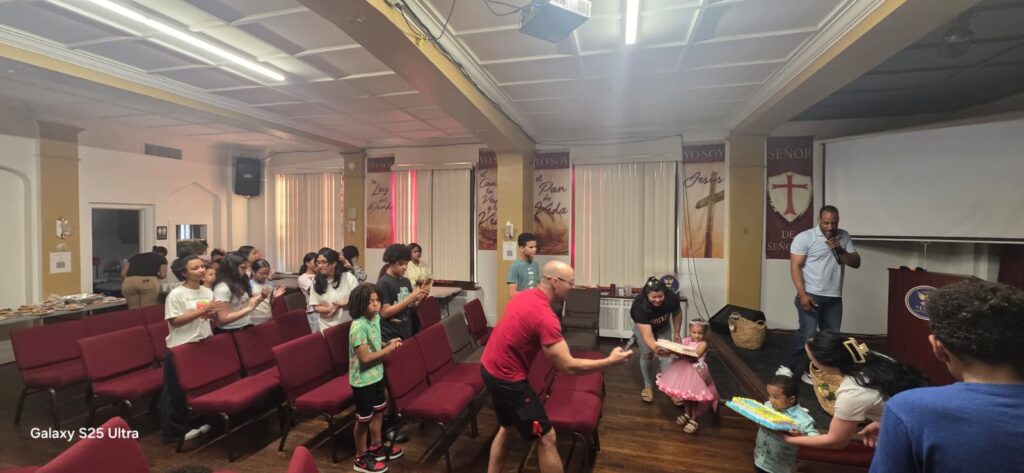 Jóvenes del Ministerio de Jóvenes de Iglesia Maná Para Las Naciones durante una reunión en Hazleton, PA