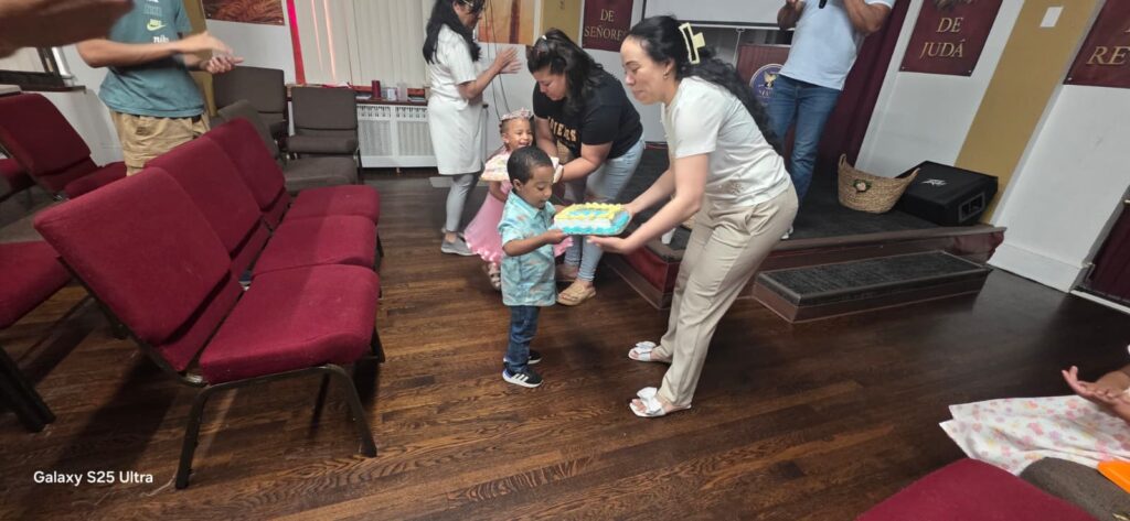 Mujeres en oración durante un encuentro del Ministerio de Mujeres en Hazleton, Pensilvania
