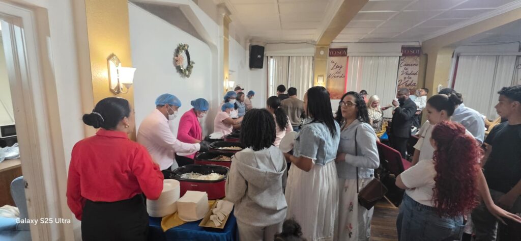 Voluntarias de Iglesia Maná Para Las Naciones sirviendo comida a la comunidad de Hazleton
