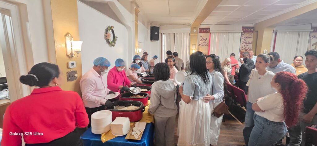 Mujeres del Ministerio de Mujeres Restauradas en Cristo sirviendo la cena en un encuentro de Iglesia Maná Para Las Naciones, Hazleton PA