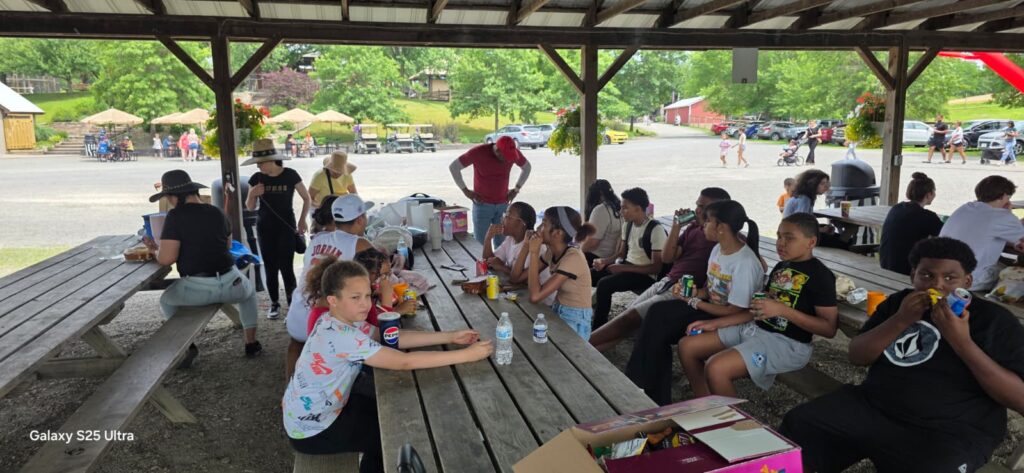 Jóvenes de Iglesia Maná Para Las Naciones compartiendo en un picnic al aire libre en Pensilvania