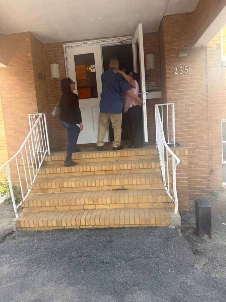 Entrada de Iglesia Maná Para Las Naciones en 235 East Broad Street, Hazleton, PA