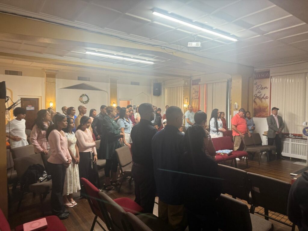 Congregación hispana durante el culto dominical de Iglesia Maná Para Las Naciones en Hazleton, PA