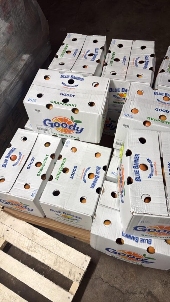 Cajas de alimentos preparadas para la entrega del ministerio Pan de Vida en Hazleton, PA