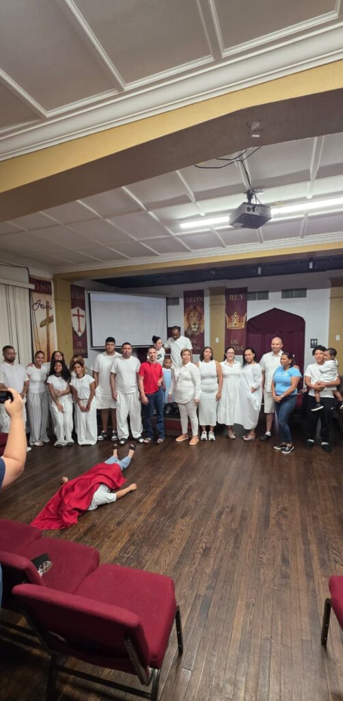 Grupo de bautizados de Iglesia Maná Para Las Naciones reunido en el templo de Hazleton, PA