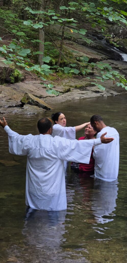 Pastor bautizando por inmersión en el río a un miembro de Iglesia Maná Para Las Naciones