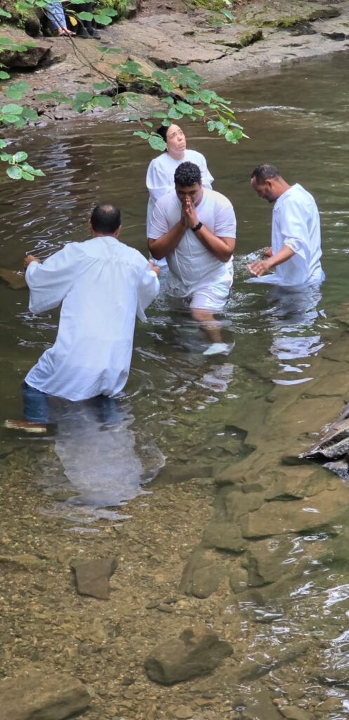 Persona en oración durante la jornada de bautismos de Iglesia Maná Para Las Naciones