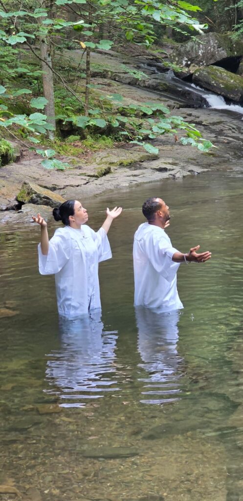 Bautismo en agua por inmersión en el río, Iglesia Maná Para Las Naciones de Hazleton, PA