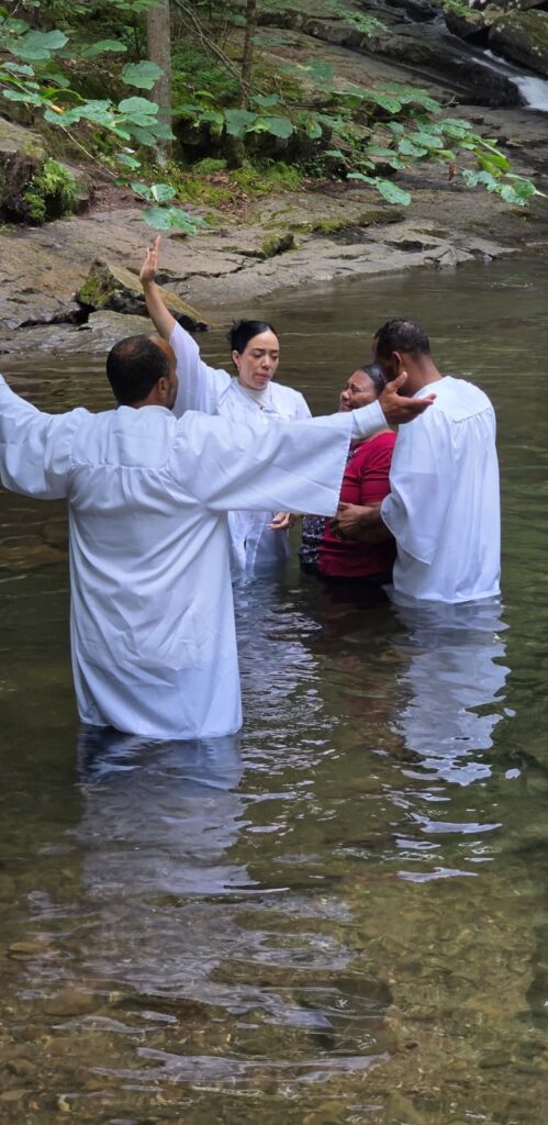 Momento del bautismo por inmersión en el río de Iglesia Maná Para Las Naciones