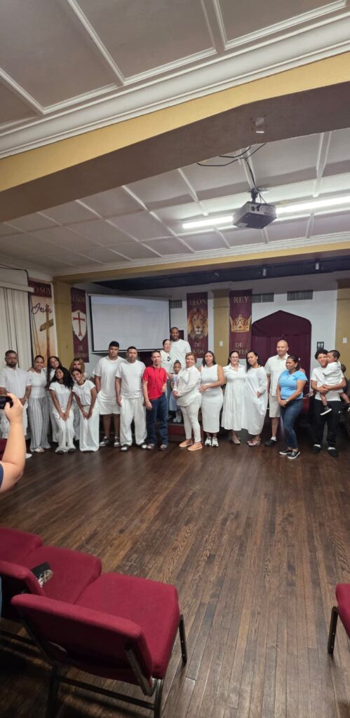 Congregación de Iglesia Maná Para Las Naciones reunida en el templo de Hazleton, PA
