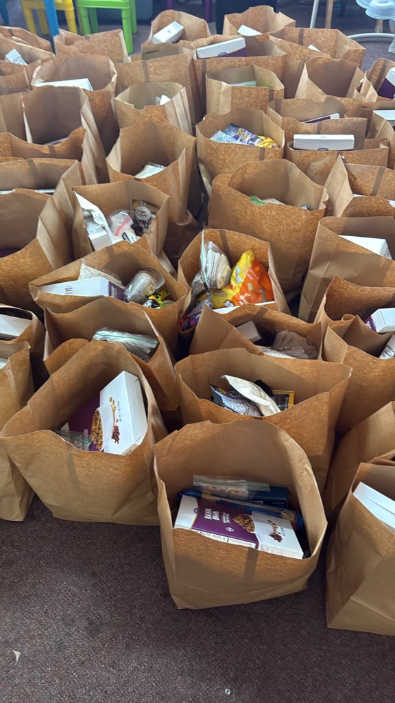 Bolsas de alimentos preparadas para las familias en el ministerio Pan de Vida, Hazleton PA